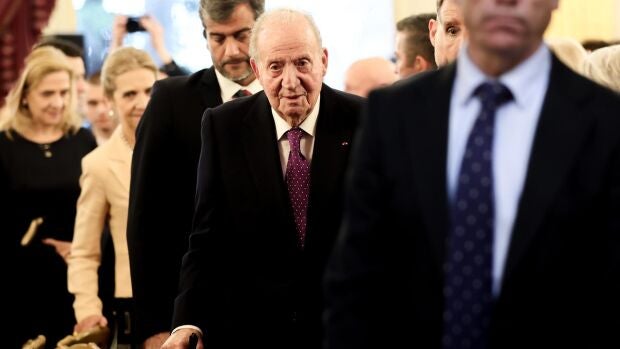 Juan Carlos I recibe un galardón en París. 