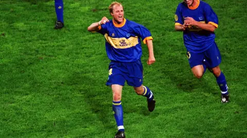 LaLiga de las camisetas retro (IV): ¿Qué podrían vestir Athletic, Alavés, Girona y Elche? LaLiga de las camisetas retro (IV): ¿Qué podrían vestir Athletic, Alavés, Girona y Elche?