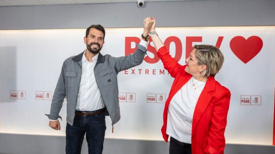 El l&iacute;der del PSOE provincial de C&aacute;ceres, &Aacute;lvaro S&aacute;nchez Cotrina (i), se ha impuesto esta noche en las primarias con el 58% de los votos frente a la diputada auton&oacute;mica Soraya Vega (d) 