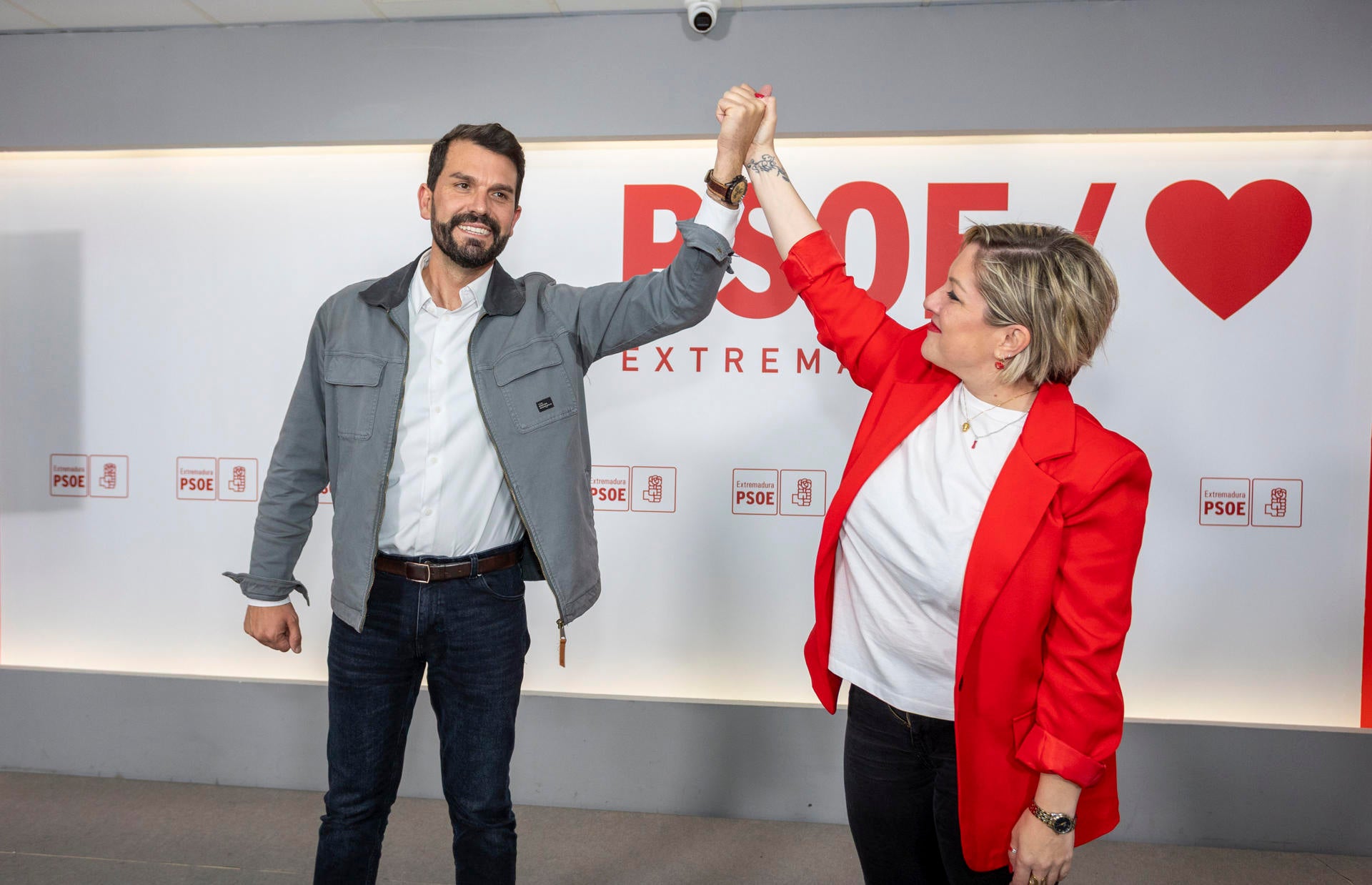 El líder del PSOE provincial de Cáceres, Álvaro Sánchez Cotrina (i), se ha impuesto esta noche en las primarias con el 58% de los votos frente a la diputada autonómica Soraya Vega (d) El líder del PSOE provincial de Cáceres, Álvaro Sánchez Cotrina (i), se ha impuesto esta noche en las primarias con el 58% de los votos frente a la diputada autonómica Soraya Vega (d)