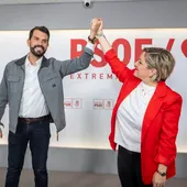 El líder del PSOE provincial de Cáceres, Álvaro Sánchez Cotrina (i), se ha impuesto esta noche en las primarias con el 58% de los votos frente a la diputada autonómica Soraya Vega (d) El líder del PSOE provincial de Cáceres, Álvaro Sánchez Cotrina (i), se ha impuesto esta noche en las primarias con el 58% de los votos frente a la diputada autonómica Soraya Vega (d)