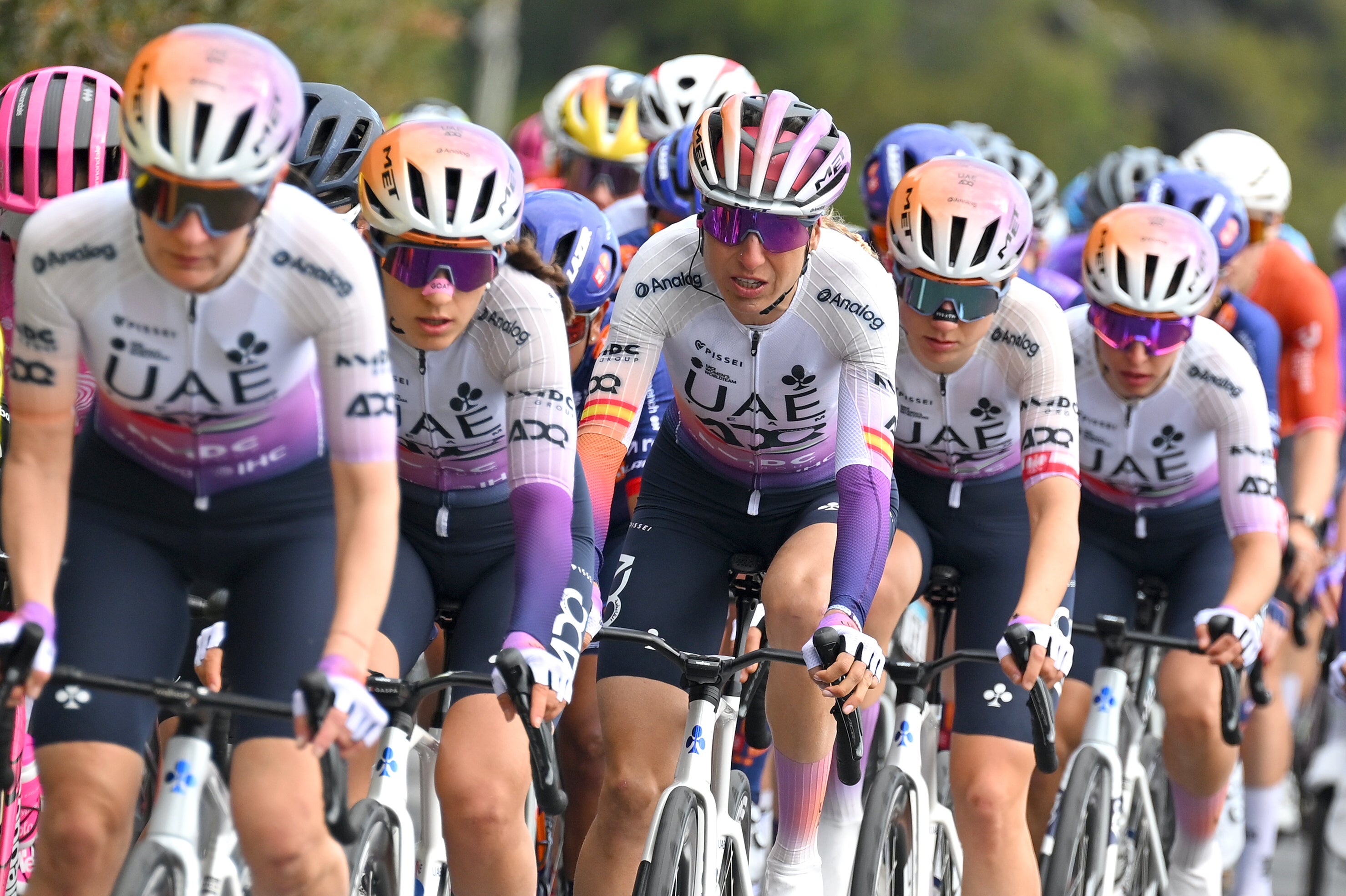 La ciclista española, Mavi García, junto con su equipo UAE Team La ciclista española, Mavi García, junto con su equipo UAE Team