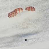 Momento en el que los paracaídas de Artemis II salen para frenar la velocidad Momento en el que los paracaídas de Artemis II salen para frenar la velocidad