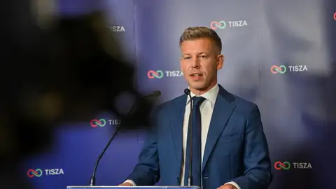 El opositor Péter Magyar en una rueda de prensa El opositor Péter Magyar en una rueda de prensa