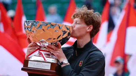 El jugador Jannik Sinner besando el trofeo tras ganar en Montecarlo El jugador Jannik Sinner besando el trofeo tras ganar en Montecarlo