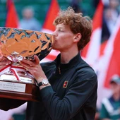 El jugador Jannik Sinner besando el trofeo tras ganar en Montecarlo El jugador Jannik Sinner besando el trofeo tras ganar en Montecarlo