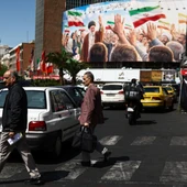 Varias personas pasan junto a una valla publicitaria con la imagen del difunto Líder Supremo de Irán, el ayatolá Ali Khamenei, en un edificio de Teherán./ Majid Asgaripour/WANA/ Reuters Varias personas pasan junto a una valla publicitaria con la imagen del difunto Líder Supremo de Irán, el ayatolá Ali Khamenei, en un edificio de Teherán./ Majid Asgaripour/WANA/ Reuters