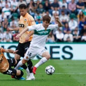 Lance del partido Elche CF - Valencia CF en el estadio Martínez Valero en la jornada 31 de la Liga EA Sports 2025-2026.