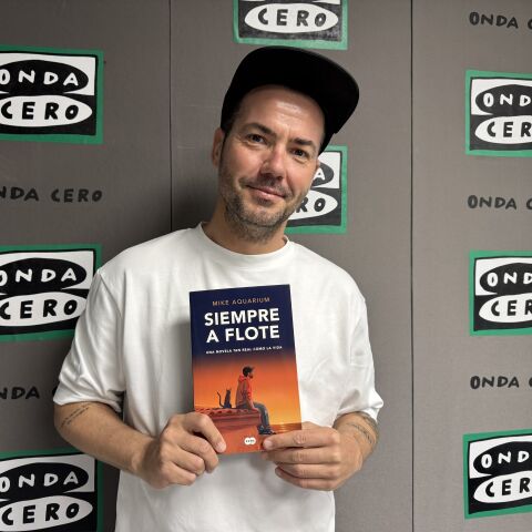 Mike Aquarium presentando su segunda novela
