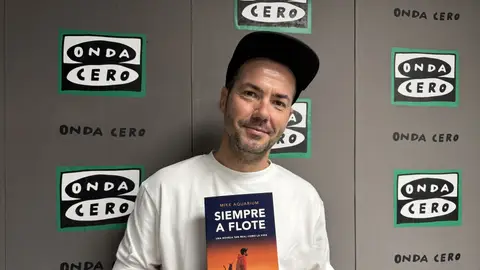 Mike Aquarium presentando su segunda novela Mike Aquarium presentando su segunda novela