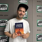 Mike Aquarium presentando su segunda novela Mike Aquarium presentando su segunda novela