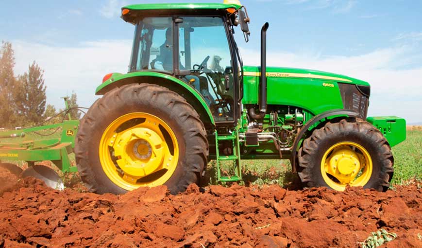 Un varón, de 36 años, sufre una fractura de pelvis tras ser aplastado por un tractor en La Roca de la Sierra Un varón, de 36 años, sufre una fractura de pelvis tras ser aplastado por un tractor en La Roca de la Sierra