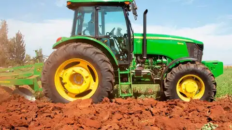 Un varón, de 36 años, sufre una fractura de pelvis tras ser aplastado por un tractor en La Roca de la Sierra Un varón, de 36 años, sufre una fractura de pelvis tras ser aplastado por un tractor en La Roca de la Sierra