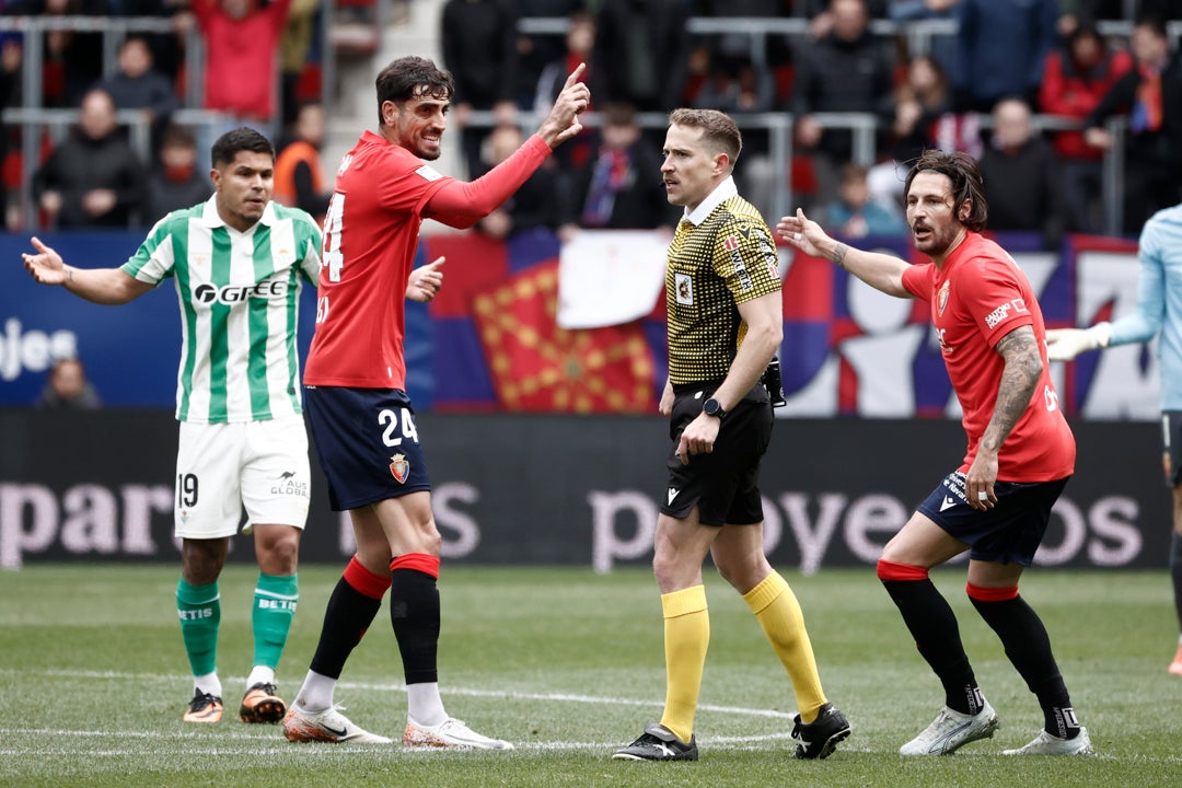 Osasuna y Betis empatan en un duelo intenso y con alternativas Osasuna y Betis empatan en un duelo intenso y con alternativas