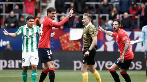 Osasuna y Betis empatan en un duelo intenso y con alternativas Osasuna y Betis empatan en un duelo intenso y con alternativas