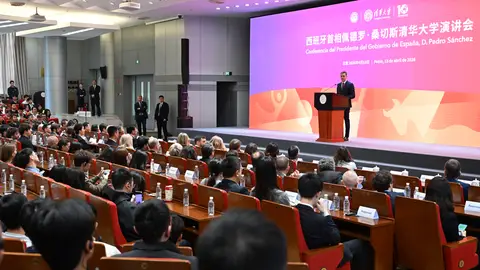 Fotografía cedida por Moncloa que muestra al presidente del Gobierno español, Pedro Sánchez, hablando durante un conferencia de prensa este lunes, en Pekín Pedro Sánchez pide a China que se implique más y exija el cese de la guerra de Irán