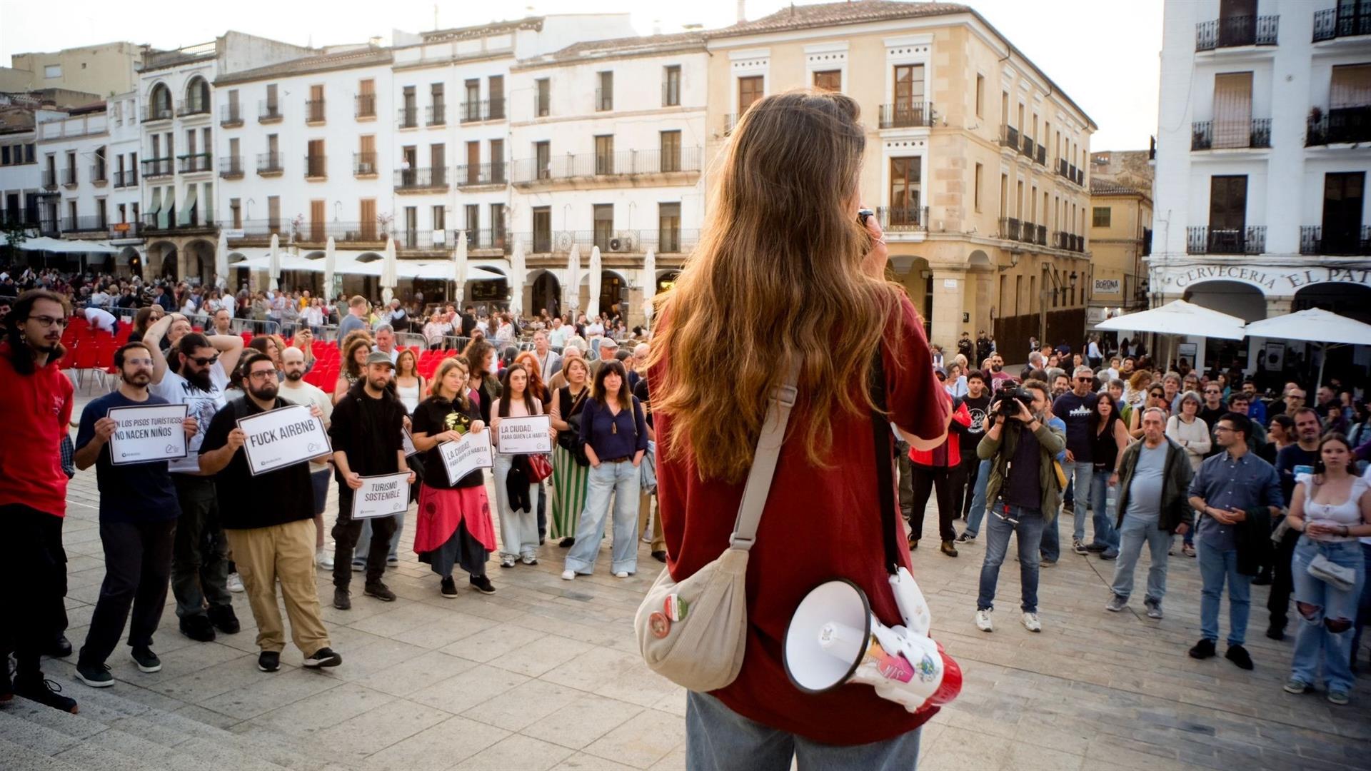 La Plataforma Stop Alquileres Abusivos se manifestaban en Cáceres en rechazo a la "privatización del caso histórico" La Plataforma Stop Alquileres Abusivos se manifestaban en Cáceres en rechazo a la "privatización del caso histórico"