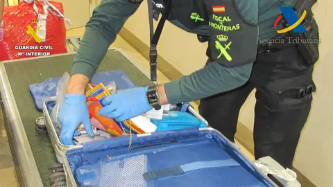 Un agente revisa la maleta en la que fue localizada la droga. Un agente revisa la maleta en la que fue localizada la droga.