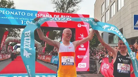 El emeritense Jorge González y Fátima Azzahraa revalidan títulos de campeones de España de media maratón en Mérida El emeritense Jorge González y Fátima Azzahraa revalidan títulos de campeones de España de media maratón en Mérida