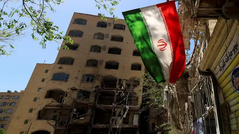 Una bandera iraní ondea cerca de un edificio residencial dañado por un ataque el 4 de marzo en Teherán. Una bandera iraní ondea cerca de un edificio residencial dañado por un ataque el 4 de marzo en Teherán./ REUTERS/Thaier Al Sudani