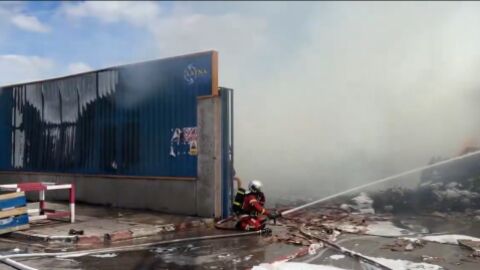 Bombero de la Comunidad de Madrid atacando un fuego