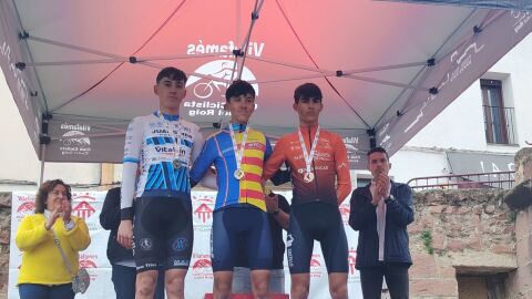 Jorge L&oacute;pez (centro), en el podio de ciclistas de la Comunitat Valenciana en categor&iacute;a cadete.