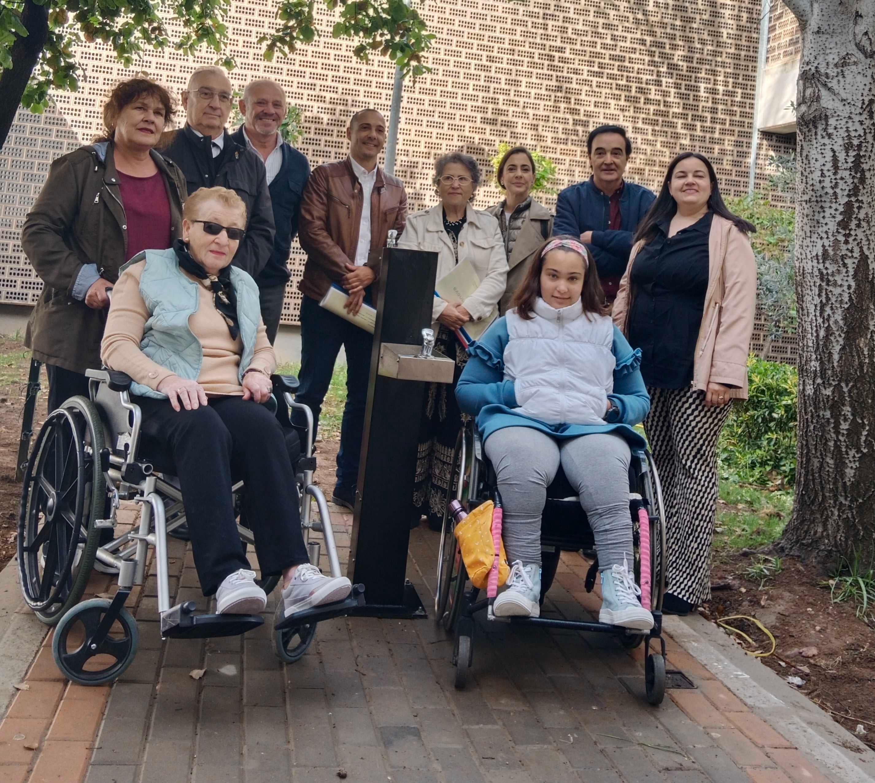 Instalada una fuente accesible en el Instituto de Talavera la Real Instalada una fuente accesible en el Instituto de Talavera la Real