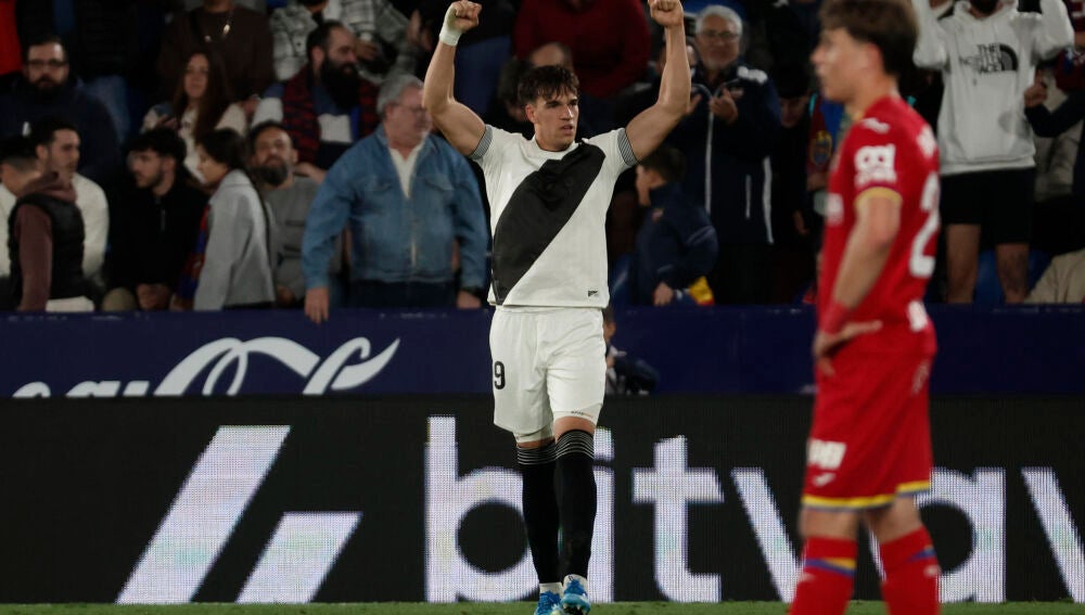 Carlos Espí sigue alimentando la esperanza del Levante UD a golpe de gol