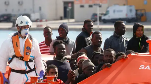 Imagen de archivo de 2019 donde se ve a migrantes llegando a la costa malagueña. La verdad tras el vídeo que circula en redes sobre una supuesta "invasión migratoria" en España