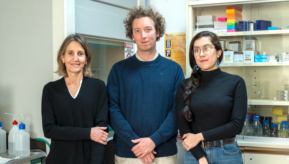 Los investigadores Cristina García Frigola, Félix Leroy y Helden Vélez en el Instituto de Neurociencias. Los investigadores Cristina García Frigola, Félix Leroy y Helden Vélez en el Instituto de Neurociencias.