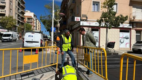 Trabajos de instalaci&oacute;n de un sem&aacute;foro en Elche.