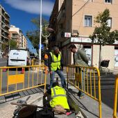 Trabajos de instalación de un semáforo en Elche.