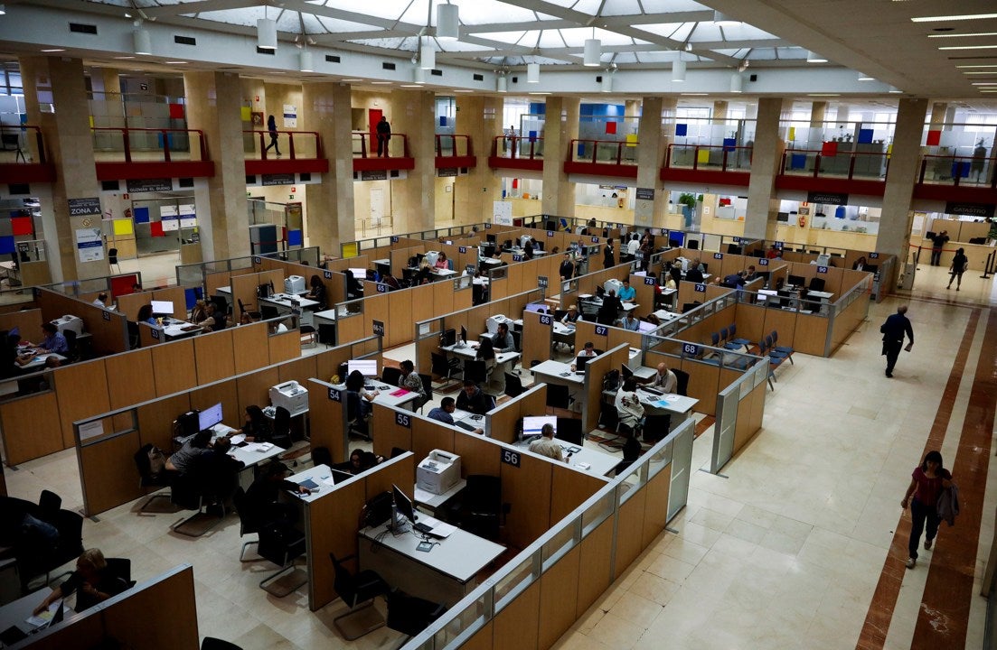 Imagen de archivo de funcionarios en la sede de la Delegación Especial de la Agencia Tributaria en Madrid. Imagen de archivo de funcionarios en la sede de la Delegación Especial de la Agencia Tributaria en Madrid.