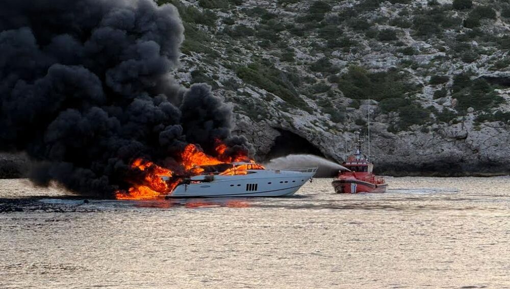 Un momento del incendio del yate este viernes 10 de abril