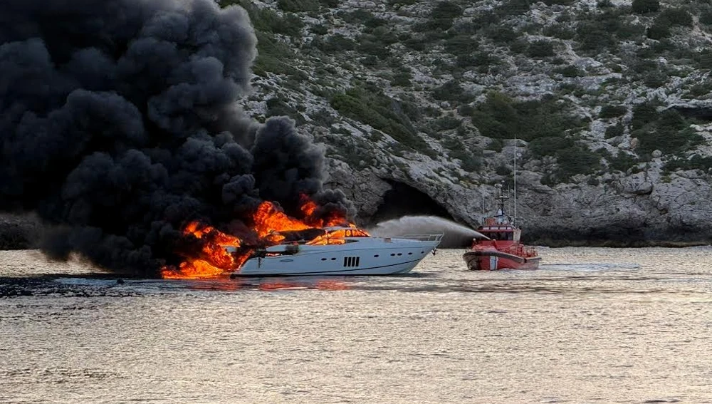 Un momento del incendio del yate este viernes 10 de abril Un momento del incendio del yate este viernes 10 de abril