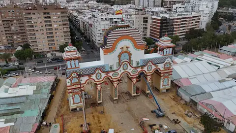 El espectáculo previo al Alumbrado de la Feria estará a cargo del mítico grupo Raya Real La portada de la Feria 2026 ultimando los detalles para el Lunes de Pescaíto.