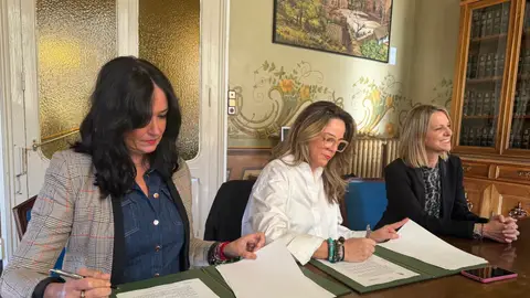 El Ayuntamiento de Huesca renueva el convenio con la Asociación de Comerciantes El Ayuntamiento de Huesca renueva el convenio con la Asociación de Comerciantes