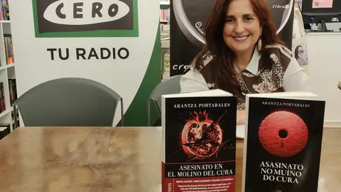 Arantza Portabales o finalizar a presentación de "Asasinato no muiño do cura" na libraría Cronopios de Pontevedra Entre micros e libros