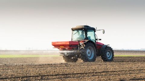 Tractor abonando en una imagen de archivo