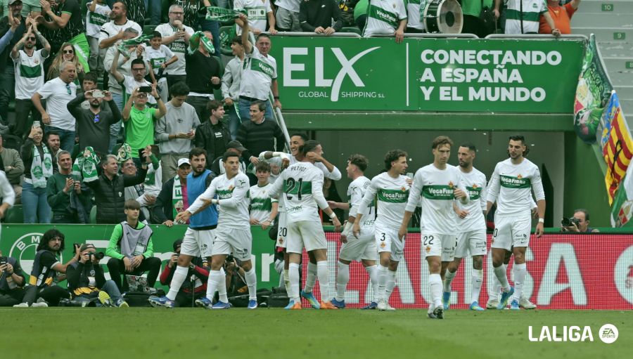 El Elche celebra el gol de Cepeda ante el Valencia. El Elche celebra el gol de Cepeda ante el Valencia.