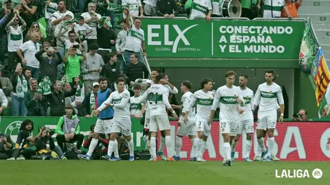 El Elche celebra el gol de Cepeda ante el Valencia. El Elche celebra el gol de Cepeda ante el Valencia.