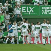 El Elche celebra el gol de Cepeda ante el Valencia.