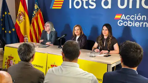 Leire Iglesias, Pilar Bernabé y Zulima Pérez, en la reunión de Casa 47 con alcaldes y alcaldesas de la zona cero de la DANA de València Leire Iglesias, Pilar Bernabé y Zulima Pérez, en la reunión de Casa 47 con alcaldes y alcaldesas de la zona cero de la DANA de València
