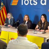 Leire Iglesias, Pilar Bernabé y Zulima Pérez, en la reunión de Casa 47 con alcaldes y alcaldesas de la zona cero de la DANA de València