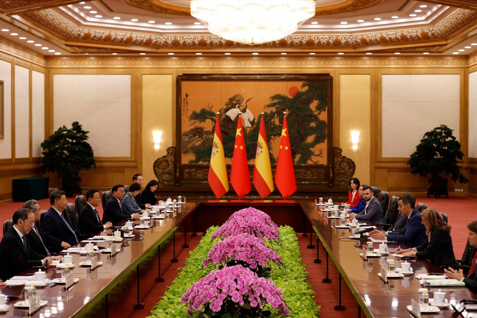 Xi Jinping afirma estar junto a Sánchez en "el lado correcto de la historia" frente a la "ley de la selva" Xi Jinping afirma estar junto a Sánchez en "el lado correcto de la historia" frente a la "ley de la selva"