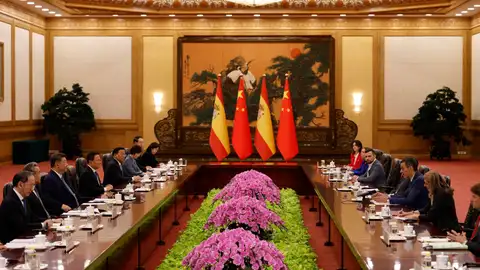 El presidente de China, Xi Jinping (tercero por la izquierda), y el presidente del Gobierno de España, Pedro Sánchez (tercero por la derecha), asisten a una reunión en el Gran Salón del Pueblo en Pekín, China. El presidente de China, Xi Jinping (tercero por la izquierda), y el presidente del Gobierno de España, Pedro Sánchez (tercero por la derecha), asisten a una reunión en el Gran Salón del Pueblo en Pekín, China.