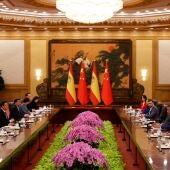 El presidente de China, Xi Jinping (tercero por la izquierda), y el presidente del Gobierno de España, Pedro Sánchez (tercero por la derecha), asisten a una reunión en el Gran Salón del Pueblo en Pekín, China.