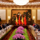El presidente de China, Xi Jinping (tercero por la izquierda), y el presidente del Gobierno de España, Pedro Sánchez (tercero por la derecha), asisten a una reunión en el Gran Salón del Pueblo en Pekín, China. El presidente de China, Xi Jinping (tercero por la izquierda), y el presidente del Gobierno de España, Pedro Sánchez (tercero por la derecha), asisten a una reunión en el Gran Salón del Pueblo en Pekín, China.