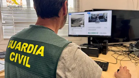 Un agente de la Guardia Civil. Un agente de la Guardia Civil.
