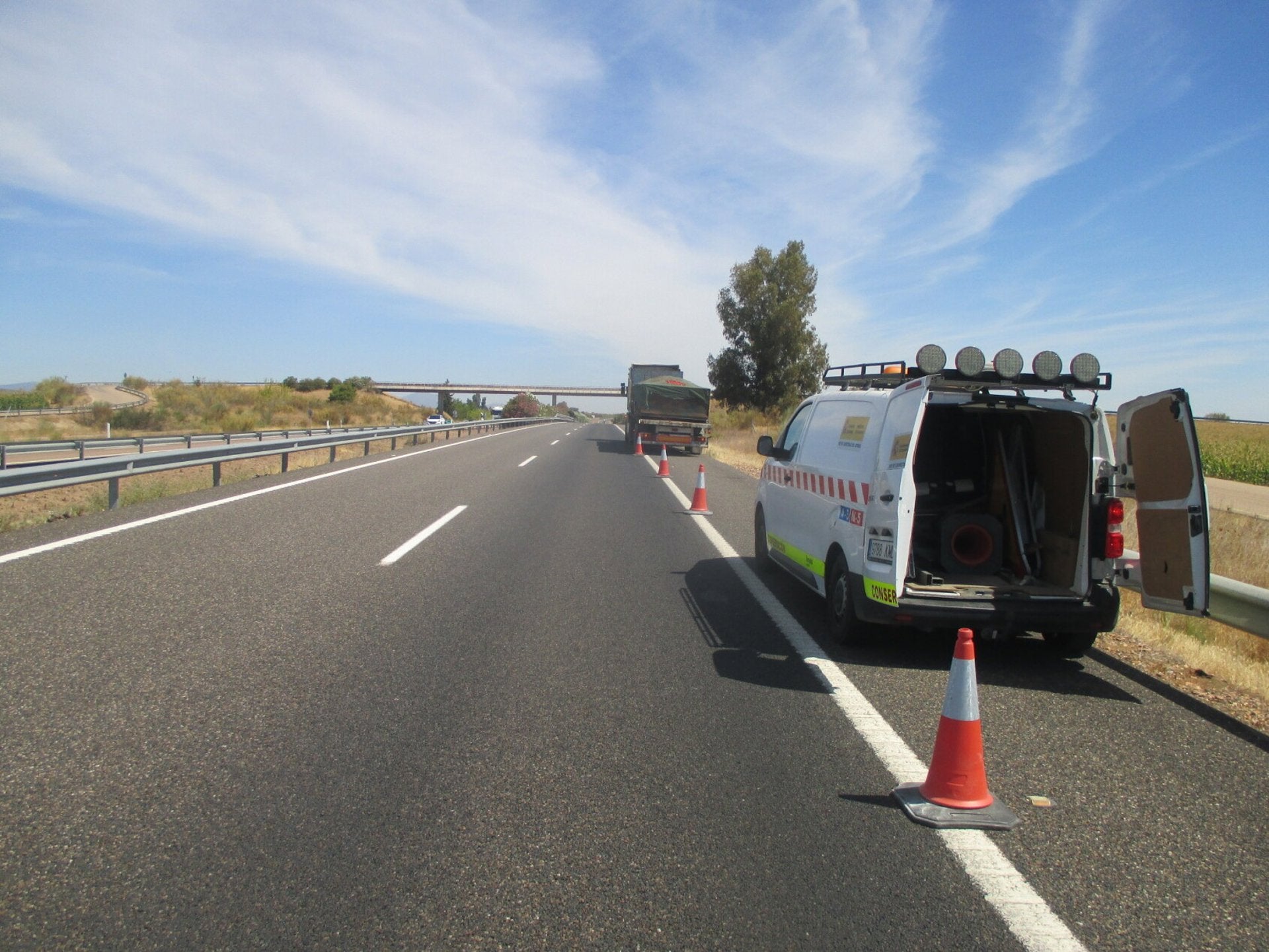 Transportes adjudica por 14,4 millones de euros el contrato para conservar 200 km de carreteras en Badajoz Transportes adjudica por 14,4 millones de euros el contrato para conservar 200 km de carreteras en Badajoz